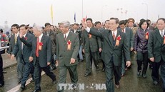 Thủ tướng Phan Văn Khải dự khánh thành cầu Tân Đệ qua sông Hồng, nối liền hai tỉnh Thái Bình và Nam Định, ngày 8/2/2002.