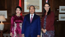 Thủ tướng New Zealand Jacinda Ardern đón Thủ tướng Nguyễn Xuân Phúc và Phu nhân. (Ảnh: Thống Nhất/TTXVN)