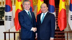 Thủ tướng Nguyễn Xuân Phúc và Tổng thống Hàn Quốc Moon Jae-in - Ảnh: VGP/Quang Hiếu