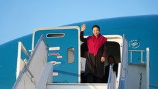 Chủ tịch Quốc hội Nguyễn Thị Kim Ngân đến sân bay Geneva, bắt đầu chuyến tham dự Đại hội đồng IPU - 132. Ảnh ĐBND