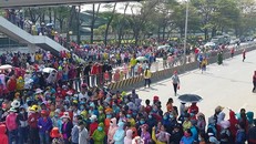 Công nhân chặn quốc lộ 1K để phản đối chính sách tiền lương mới.