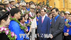  Chủ tịch nước Trần Đại Quang và đại diện cán bộ Đoàn xuất sắc tiêu biểu toàn quốc
