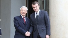 Tổng Bí thư Nguyễn Phú Trọng và Tổng thống Emmanuel Macron. Ảnh: TTXVN