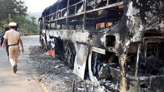 Chiếc xe chở 38 người bị cháy chỉ con trơ khung sắt - Ảnh Công an cung cấp