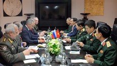Bộ trưởng Ngô Xuân Lịch và Bộ trưởng Sergei Shoigu tại cuộc làm việc ngày 4/4. Ảnh QĐND