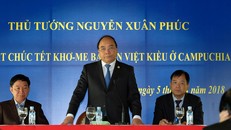 Thủ tướng gặp gỡ, tặng quà cho kiều bào nghèo ở Campuchia