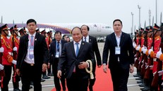 Chiều 5/4, Thủ tướng Nguyễn Xuân Phúc và Đoàn đại biểu cấp cao Chính phủ Việt Nam về đến Hà Nội, kết thúc thành công chuyến tham dự Hội nghị Cấp cao Ủy hội MRC lần thứ ba. Ảnh: VGP/Quang Hiếu