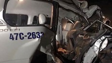 Tại hiện trường, xe cứu thương bị bẹp dúm