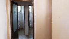 Nhà vệ sinh nơi xảy ra vụ việc. Ảnh: SGGP.Bí thư đoàn bị tố xâm hại tình dục nữ đoàn viên Một Bí thư đoàn khối các cơ quan tỉnh Lâm Đồng vừa bị đình chỉ công tác vì liên quan đến nội dung tố cáo xâm hại tình dục nữ đoàn viên tại Trung tâm Ứng dụng Khoa họ