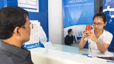 Nhân viên nhà mạng dùng điện thoại cá nhân chụp ảnh chủ thuê bao. Ảnh: Anh Tú