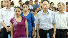 Năm bị cáo nghe tòa tuyên án.