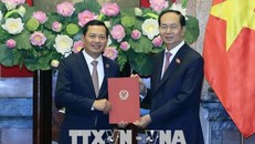  Chủ tịch nước Trần Đại Quang trao Quyết định bổ nhiệm Phó Chánh án Tòa án nhân dân Tối cao cho ông Nguyễn Văn Du. Ảnh TTXVN