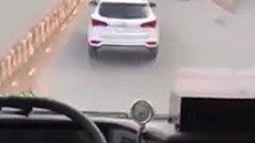 Chiếc ôtô cản đường xe cứu hỏa. Ảnh chụp màn hình.