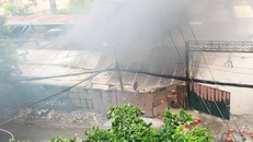 Cháy bãi xe ở Sài Gòn, nhiều ôtô bị thiêu rụi