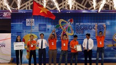Phó Thủ tướng Vũ Đức Đam trao chức vô địch ABU Robocon 2018 cho đội tuyển Việt Nam 2. Ảnh: VGP/Đình Nam