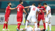 Duy Mạnh rời sân vì chấn thương và kiệt sức. Ảnh: Đức Đồng.