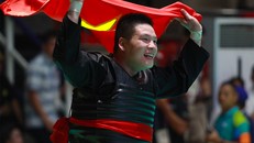 Văn Trí hạnh phúc khi mang về chiếc HC vàng đầu tiên cho Pencak Silat Việt Nam tại Asiad 2018. Ảnh: Xuân Bình.