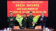 Đồng chí Hoàng Trung Hải và đồng chí Phan Văn Giang chúc mừng các đồng chí nguyên Tư lệnh và Tư lệnh Bộ Tư lệnh Thủ đô Hà Nội.