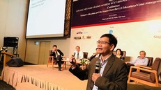 TS. Huỳnh Thế Du phát biểu tại hội thảo - Ảnh: Báo Tuổi trẻ