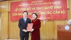 Ông Hà Ban trao Quyết định số 939-QĐNS/TW về việc điều động, chỉ định bà Nguyễn Phương Nga làm Bí thư Đảng đoàn Liên hiệp Hữu nghị.