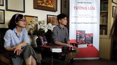 Tác giả Đức Anh (phải):" Viết tiểu thuyết đen là một lựa chọn mới mẻ". Ảnh: Ngọc Yến