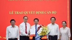 Các đồng chí: Bí thư Thành ủy TPHCM Nguyễn Thiện Nhân, Phó Bí thư Thường trực Thành ủy TPHCM Trần Lưu Quang, Chủ tịch UBND TPHCM Nguyễn Thành Phong, Chủ tịch HĐND TPHCM Nguyễn Thị Lệ chúc mừng đồng chí Dương Ngọc Hải.