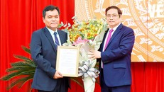 Đồng chí Phạm Minh Chính trao quyết định và chúc mừng đồng chí Hồ Văn Niên.