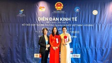 Thứ trưởng Bộ Ngoại giao, Chủ nhiệm Ủy ban Nhà nước về người Việt Nam ở nước ngoài Lê Thị Thu Hằng (đứng giữa) chụp ảnh cùng Giám đốc công ty TNHH Thiên Ưng, đại diện Công ty TakaMasamune, Nhật Bản (bên trái) và bà Vũ Chi Mai, Tổng lãnh sự quán Việt Nam tại Fukuoka (bên phải). 