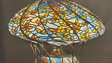 Những cánh bướm kiều diễm trên đèn kính màu Tiffany