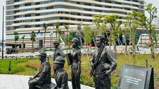 Biểu tượng vinh danh Người xây dựng trở thành điểm check in thú vị tại Vân Đồn