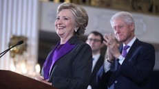 Bà Clinton nở nụ cười trên môi khi kết thúc bài phát biểu. 