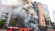 Quán karaoke bị cháy lan sang nhiều nhà bên cạnh. 