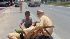 Tài xế ôtô tông ngã CSGT khi bị ra hiệu dừng xe