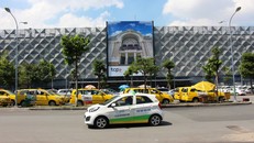 Toàn cảnh mặt tiền phía trước của bãi xe