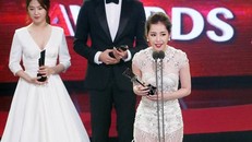 Chi Pu (phải) lên sân khấu nhận giải.