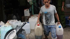 Hoạt động buôn bán hóa chất ở chợ Kim Biên. 