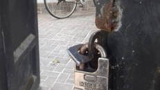 Bọn trộm đã cắt cổng khóa để đột nhập vào nhà. 