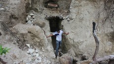 Những hang đào sâu vào lòng núi lấy quặng vàng vẫn còn mới nguyên.