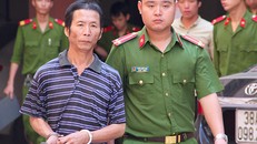 'Yêu râu xanh' An bị dẫn giải ra xe thùng đi thụ án. 