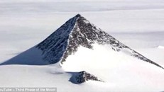 Hình ảnh về kim tự tháp bí ẩn ở Nam Cực được cho là căn cứ của người ngoài hành tinh. Ảnh: Daily Mail