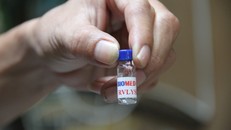 Anh L.X.Đ (Thanh Khê, Đà Nẵng) đã bỏ ra 60.000 USD để mua loại thuốc trôi nổi với hi vọng chữa trị bệnh cho vợ nhưng bệnh tình của vợ ngày cảng nặng thêm 