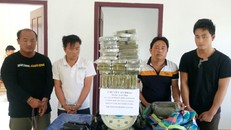 Chaikitkun (ngoài cùng bên trái) là nghi can cầm đầu cùng 3 đồng phạm. Ảnh: Biên phòng Nghệ An.