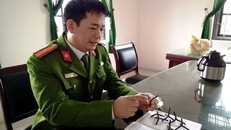 Cảnh sát thu được cả chục chiếc đinh bốn chân trên quốc lộ 1A. 