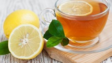 Nước chanh mật ong có lợi ích lớn nếu bạn uống thường xuyên vào sáng sớm. Ảnh: Pinterest.