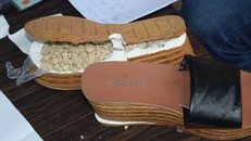 Đôi nam nữ tàng trữ hơn 1.600 viên ma túy trong đôi dép