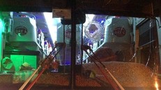 Một xe khách bị ném đá bể kính trước.