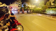 Các thanh niên so kè ở chân cầu Phú Long.