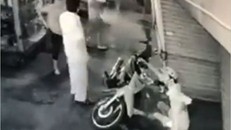 Thanh niên bịt lại vết thương đang ra máu. Ảnh: Cắt từ clip