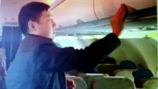 Bắt thêm một người Trung Quốc trộm tiền trên máy bay