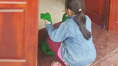 Trong khi tòa thẩm vấn kẻ hãm hại mình thì bé Thủy vẫn hồn nhiên ra hành lang ngồi chơi. 